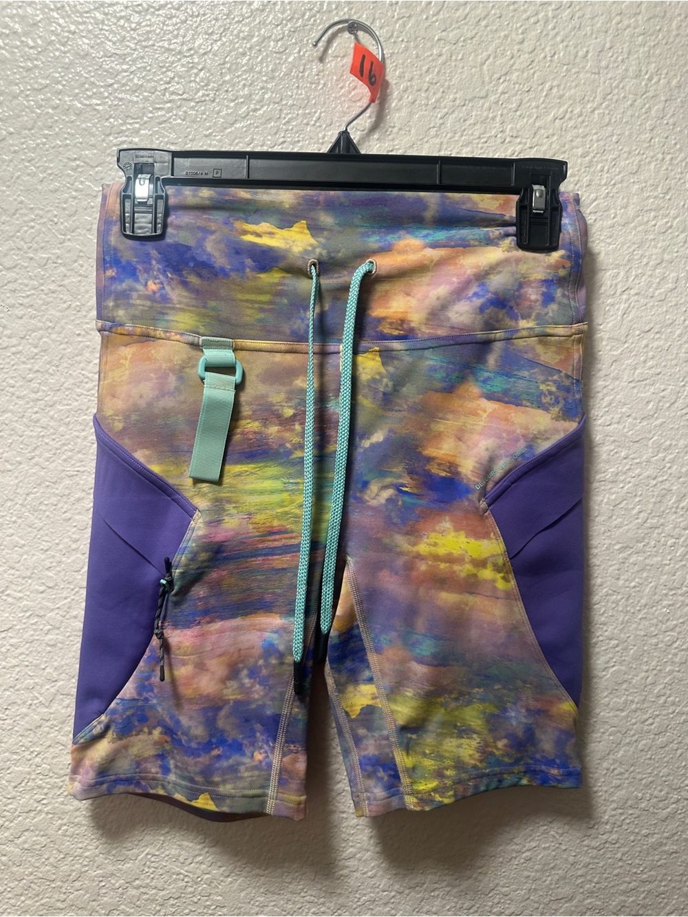 Lululemon Cargo Super-High-Rise Hiking Short 8"
Size 6 A16